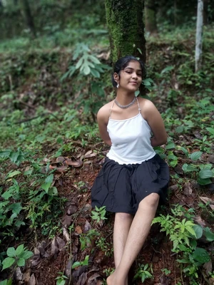 Beautiful mallu married young girl showing full nude body & gorgeous pussy video collection