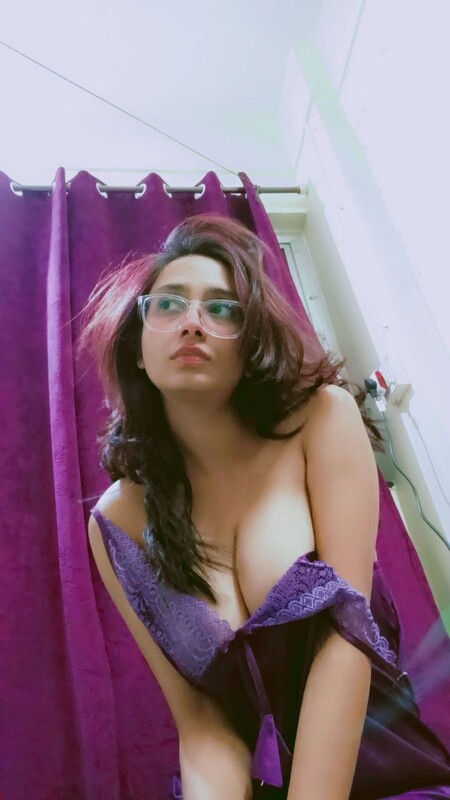 Beautiful Sexy Slim Indian Gf Showing Asshole 