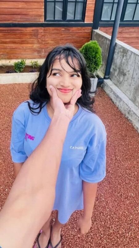 Lankan Cute Girl Showing Nude 180 Pic's & 10 Video's